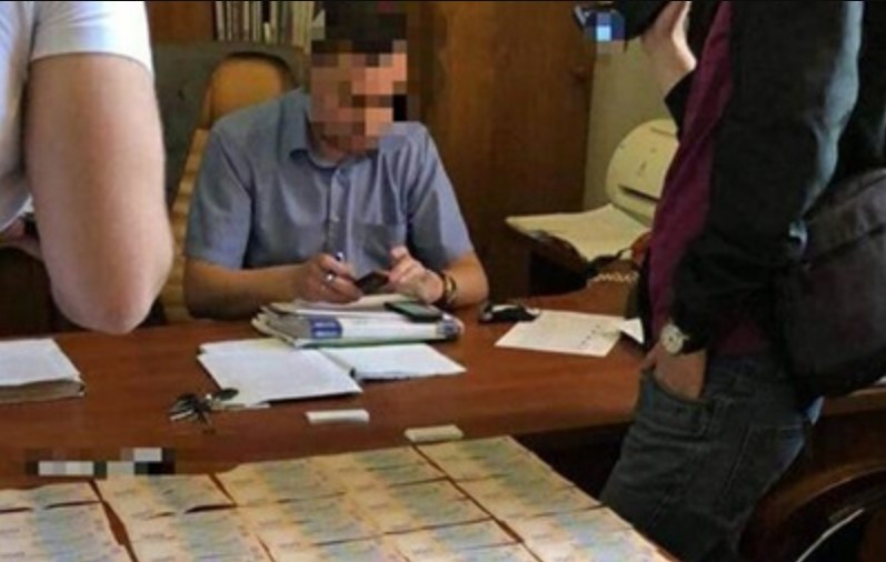Отримав 350 тисяч гривень “відкату”: Поліція затримала чиновника Укрзалізниці на хабарі