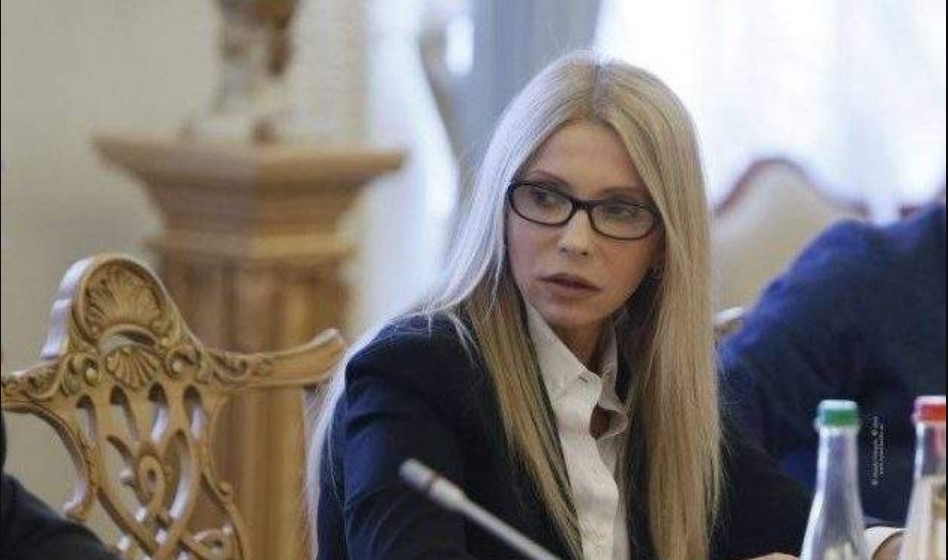 “Заявив, що хоче у Європу”: Під час виступу Тимошенко на сцену вийшов чоловік і роздягнувся