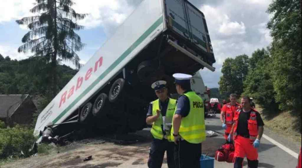 Моторошна ДТП у Польщі: Автобус з дітьми на високій швидкості влетів у вантажівку, постраждало понад 40 осіб
