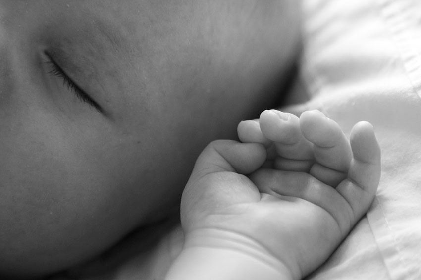 “Навалилася всім тілом на голову і груди малюка”: П’яна мати уві сні задушила свого новонародженого сина