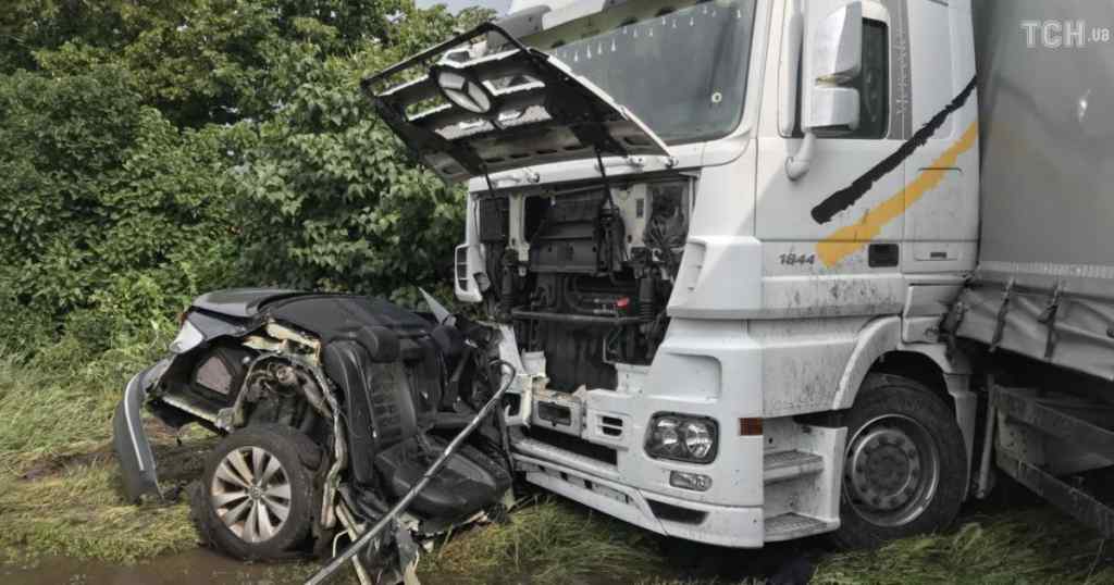 “Легковик розірвало навпіл”: Моторошна ДТП під Києвом. Вантажівка на швидкості вилетіла на зустрічну