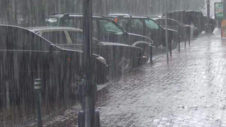 “Попливли навіть тролейбуси”: Внаслідок моторошної зливи у Києві затопило вулиці