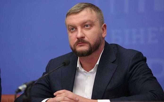 Рейдерські захоплення та протекція Яценюка: Що відомо про скандальні справи міністра Петренка