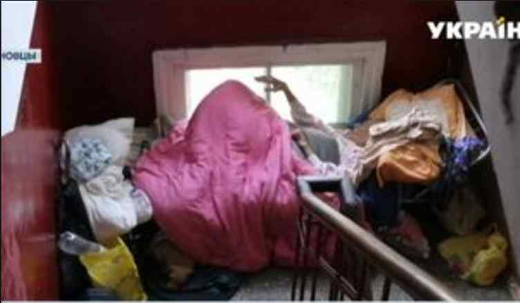 “Перетворила квартиру у смітник, а 94-річну маму вигнала жити в під’їзд”: Україну сколихнула вражаюча історія