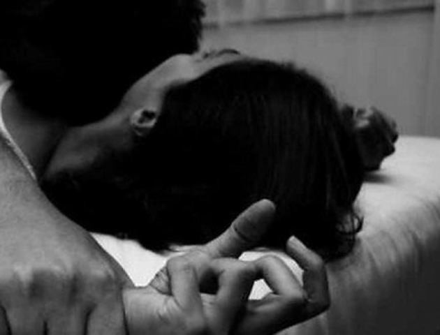 “По черзі її зґвалтували, примусили до орального с*ксу”: Двоє чоловіків знущалися над жінкою за допомогою розпеченої вилки
