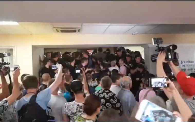 Мітингувальники штурмували Київраду, всі подробиці і відео