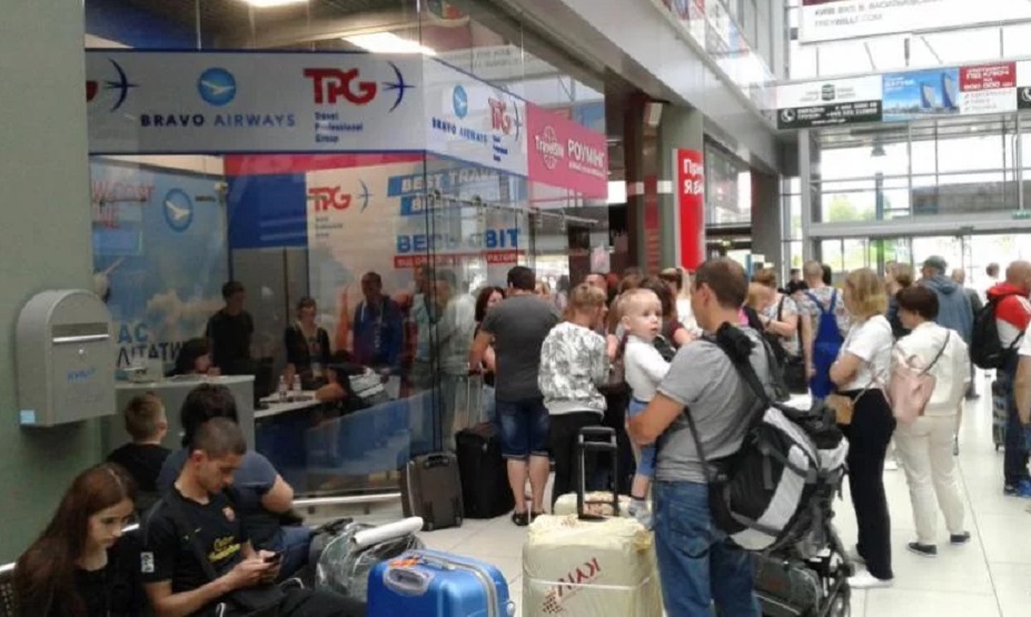 Колапс у київському аеропорту: Сотні українців стали “заручниками” авіакомпанії