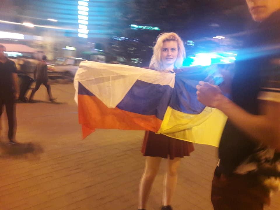 “Ми не розбираємося у політиці”:Українці обурені поведінкою молоді  в центрі Києва