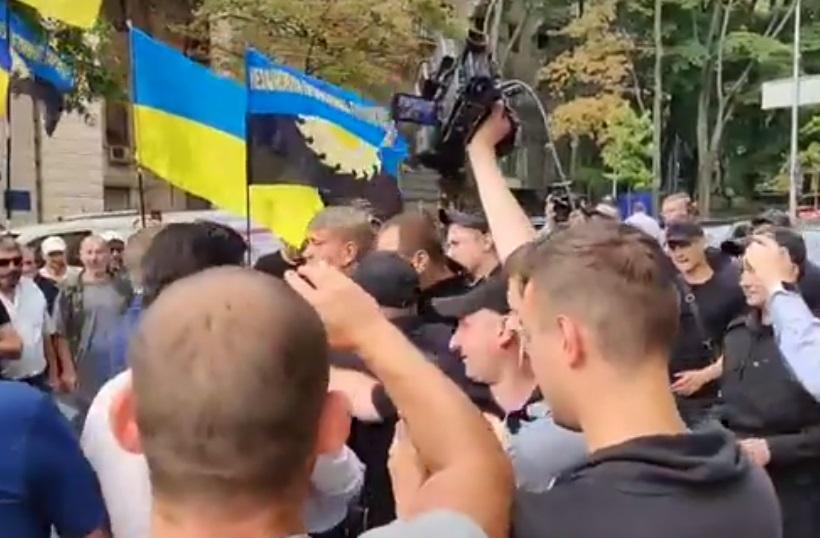 Прямо в центрі Києва: міністр і нардеп влаштували бійку на очах у активістів