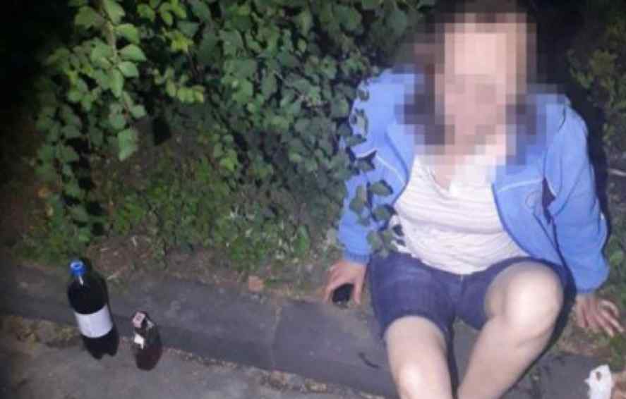 На Тернопільщині маленький хлопчик ледь не потрапив під колеса машини, поки його мати розпивала спиртні напої