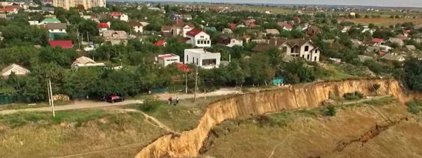 На Одещині масштабний зсув грунту: Сотні туристів опинилися у пастці