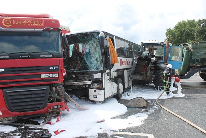 Моторошна ДТП біля Хмельницького: Автобус і трактор на швидкості зіткнулися з вантажівкою, є жертви