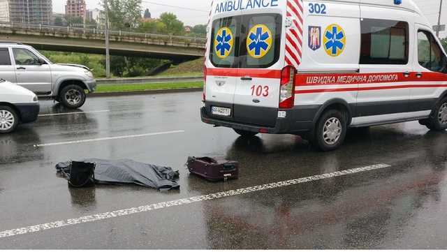 «З мосту стрибнула»: В Києві автомобіль на смерть збив дівчину, яка кинулась під колеса
