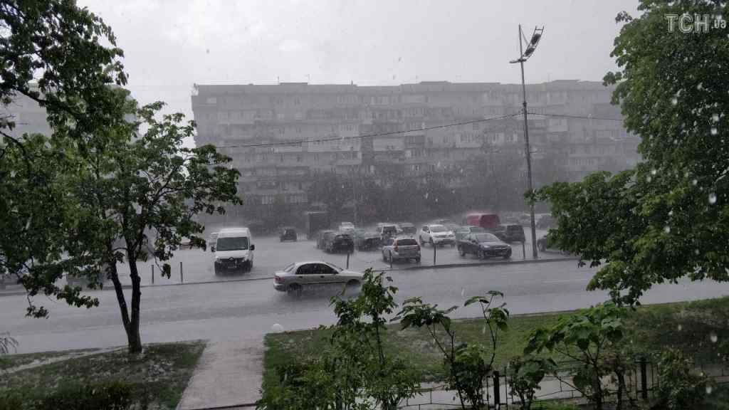 Потужна злива накрила столицю: автівки плавали затопленими вулицями (ФОТО)
