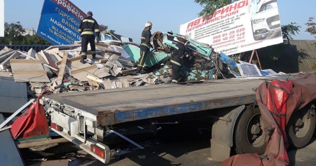 Страшна смерть на Миколаївщині: Вантажівка на скорості врізалась будинок та засипала будматеріалами пішохода