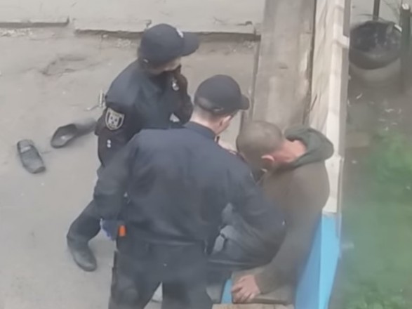 Скандал з поліцією: В Харкові копи, що знущаються над чоловіком, потрапили на відео