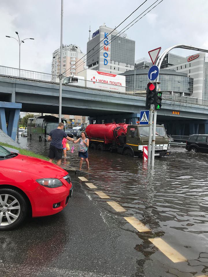 “Автомобілі рухаються по вікна у воді”: У Мережі показали наслідки зливи у Києві