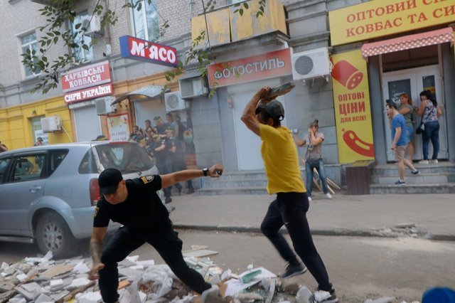 “Били і труїли газом”: З’явилися нові подробиці масової бійки громадян і поліцейських у Дніпрі