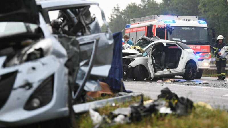 Моторошна аварія в Німеччині: На мокрій трасі зім’яло десять автівок, є жертви