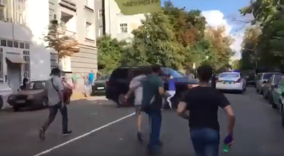 Наїзд автомобіля Пинзеника на активіста, з’явилося відео інциденту