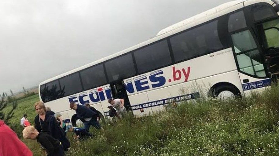 Водій заснув за кермом: на Київщині злетів з дороги автобус з іноземцями