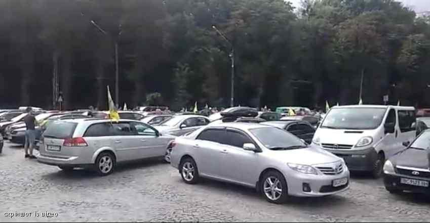 Десятки автомобілів заполонили вулицю: у Львові активісти вимагають переобрати керівника митниці
