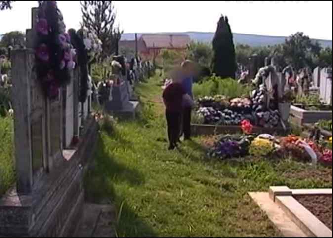 “Могили стали для дітей пісочницями, а похорон – розвагою”: Дивовижна історія про дітей-мауглі, що живуть на кладовищі