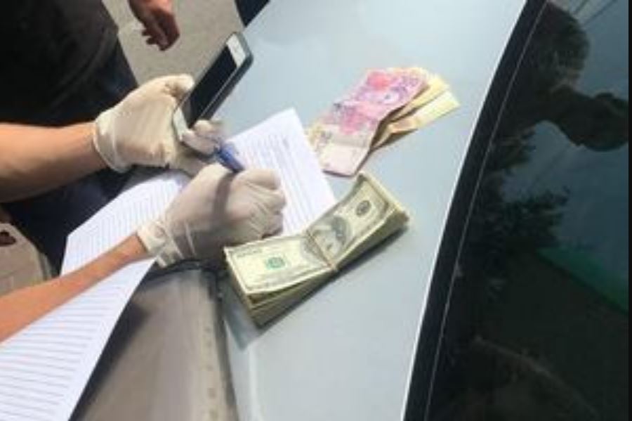 Прокурор у Вінницькій області попався на хабарі в 6 тисяч доларів