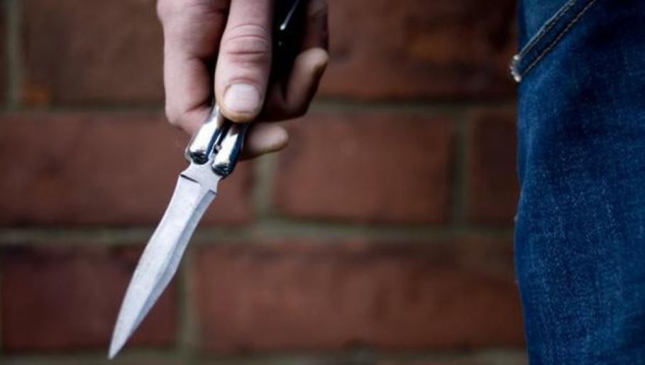 Завдав ножових поранень: чоловік жорстоко намагався розправитися з рідними