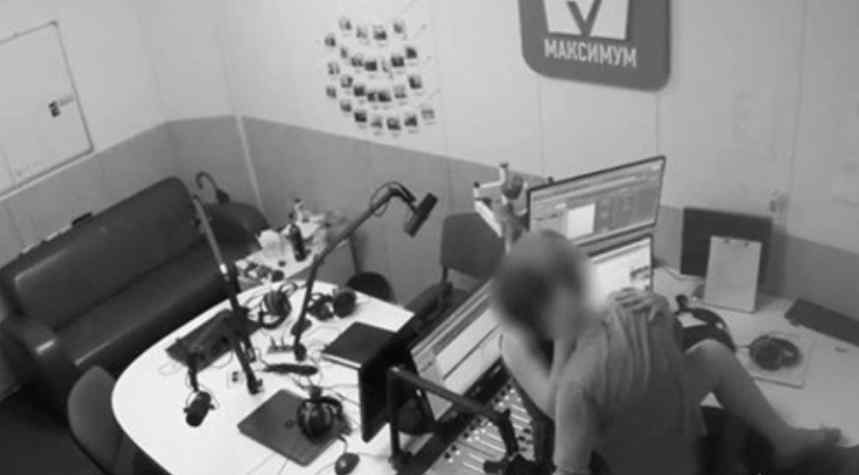 “Зайнялися “цим” в прямому ефірі”: Співробітники відомої української радіостанції влаштували  розпусне побачення (Відео18+)