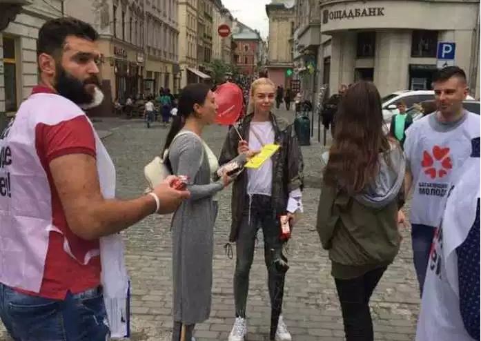 “Креатив ще той!”: Як люди Тимошенко роздавали вафлі у центрі Львова