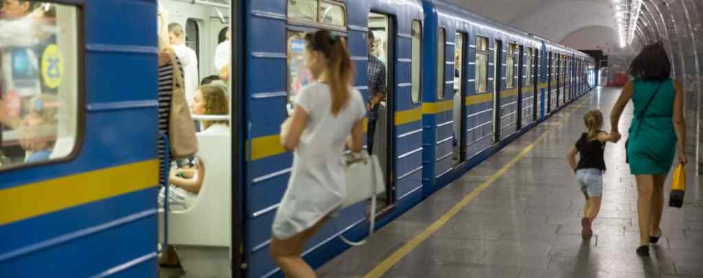 Шукають вибухівку: у Києві терміново закрили дві станції метро