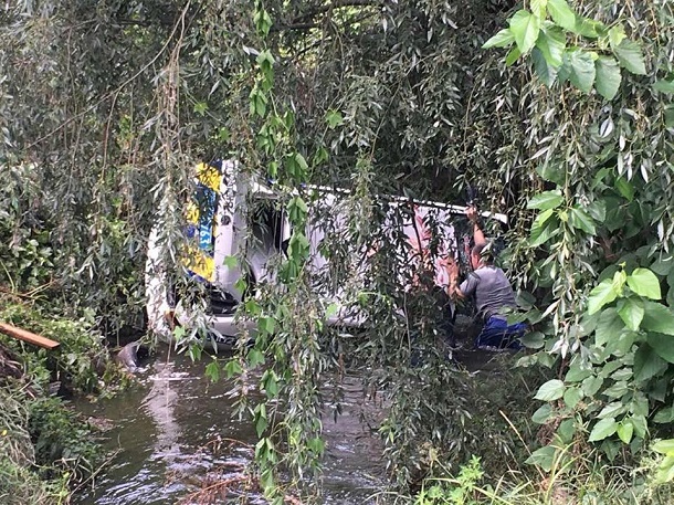 “Гнали за мопедом”: Під Києвом автомобіль патрульної поліції злетів у річку