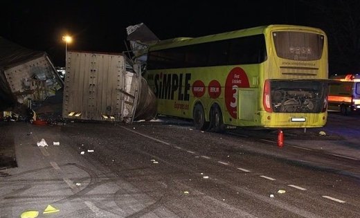 “Водій заснув за кермом”: Вантажівка на швидкості врізалась в автобус з дітьми