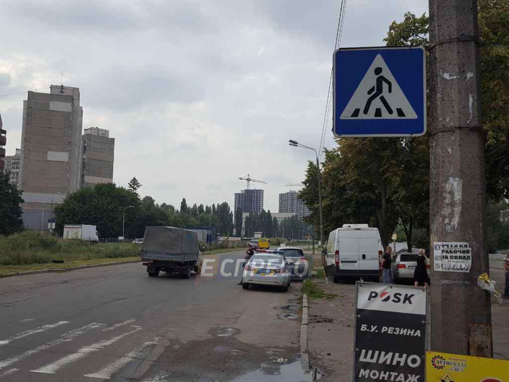 “Протягнув ще 10 метрів”: У Києві автомобіль на пішохідному переході збив молоду жінку