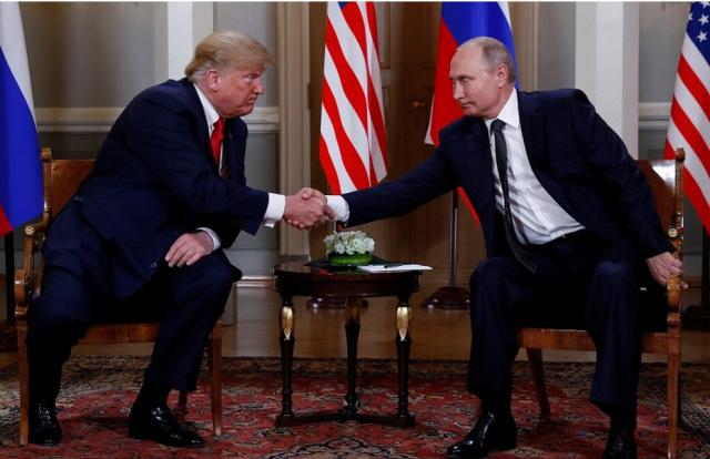 “Трамп підморгнув Путіну”: В мережі показали, як розпочалась зустріч двох президентів (Відео)