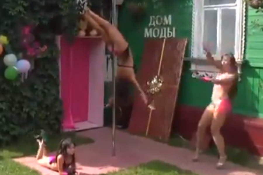 “На тлі кришки труни”: Дитячий стриптиз в російському селі спантеличив мережу