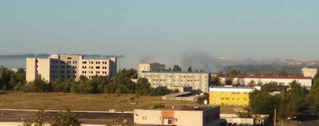 Страшенний сморід, головний біль та нудота: На Луганщині через пожежу на горілчаному заводі все місто опинилось пастці