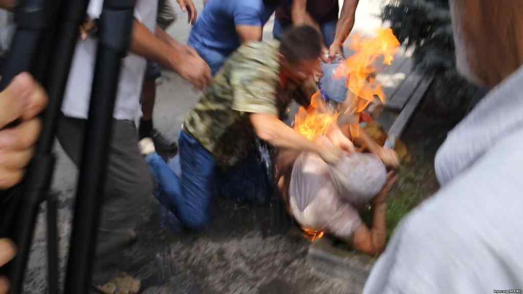 Повідомили про стан активіста, який підпалив себе на знак протесту