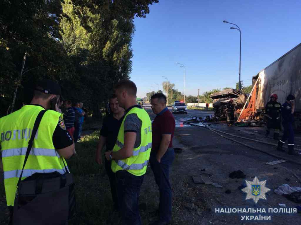 Моторошна ДТП на Рівненщині: Внаслідок сильного зіткнення водій вантажівки згорів заживо