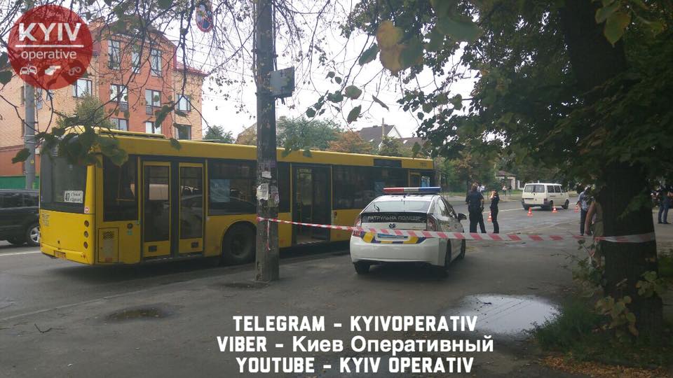 В Києві неадекватний мотоцикліст розстріляв автобус з пасажирами. Перші подробиці