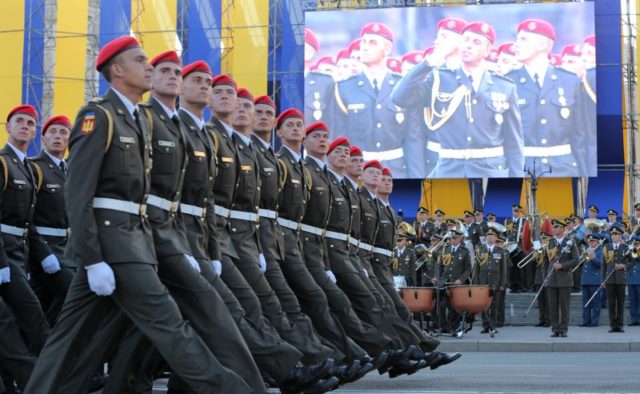 “Чортівня якась”: В Києві на параді один за одним непритомніли солдати, з’явились кадри
