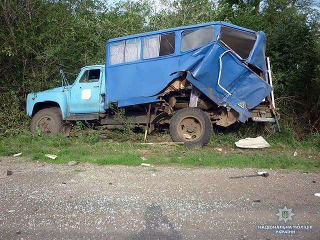 Моторошна ДТП в Донецькій області: Легковик на шаленій швидкості зіткнувся з вантажівкою