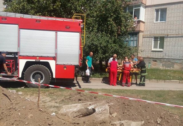 Трагічні канікули: 9-річна дівчинка впала в яму на металевий дріт
