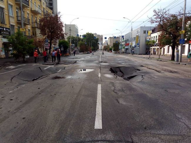 “Київ йде під землю”: Показали зруйновану дорогу в столиці