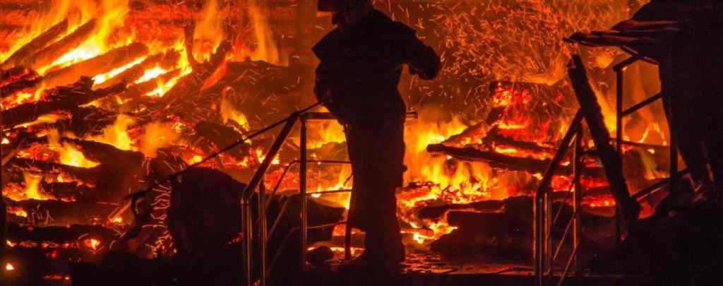 “Небо немов у пеклі”: Масштабна пожежа на Закарпатті, горить “Нова пошта”