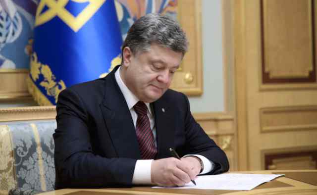 Порошенко підписав закон про соцзахист: кого стосуються зміни та що потрібно знати українцям
