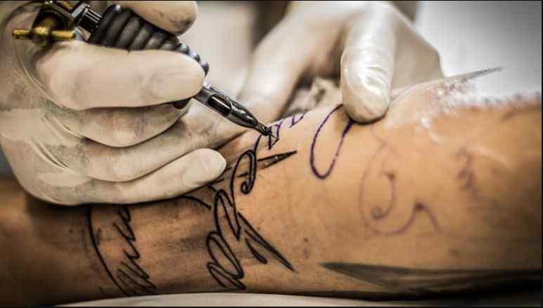 “Почали відмовляти органи”: В Києві через татуювання хлопець впав в кому