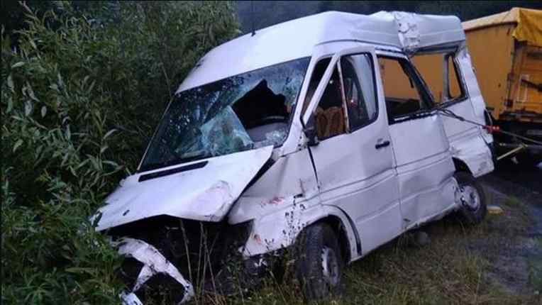 Смертельна ДТП у Львівській області: лоб в лоб зіткнулися вантажівка і мікроавтобус