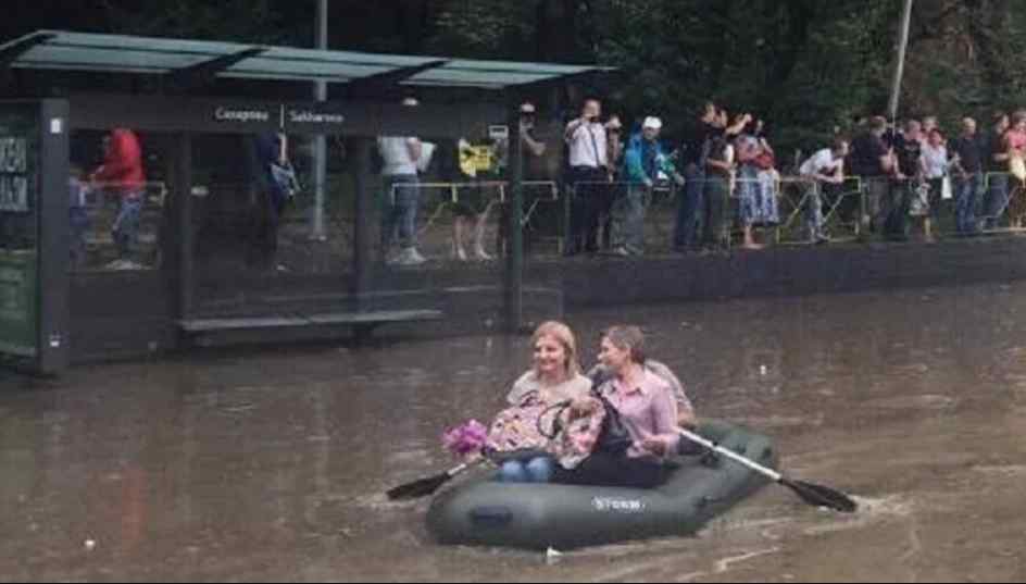 Наслідки масштабної зливи у Львові: люди рятувалися на човнах